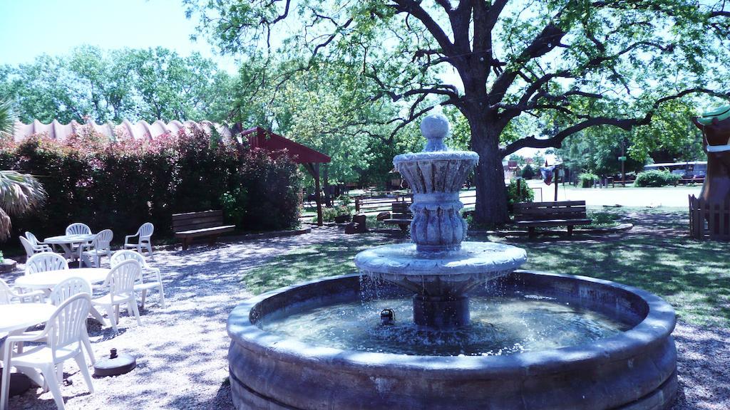Rustic Creek Ranch Resort At North Jellystone Park Burleson Exterior foto
