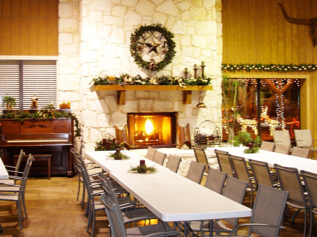 Rustic Creek Ranch Resort At North Jellystone Park Burleson Exterior foto