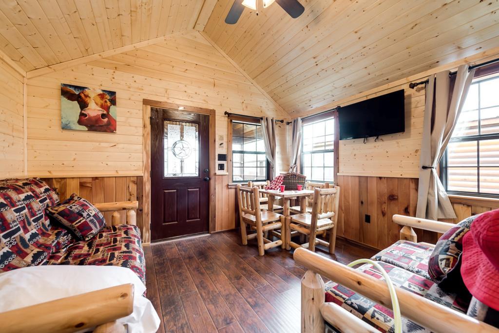 Rustic Creek Ranch Resort At North Jellystone Park Burleson Exterior foto