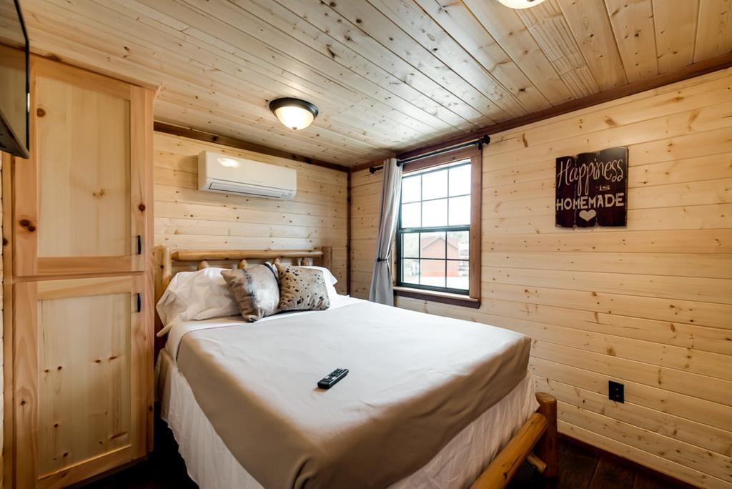 Rustic Creek Ranch Resort At North Jellystone Park Burleson Exterior foto