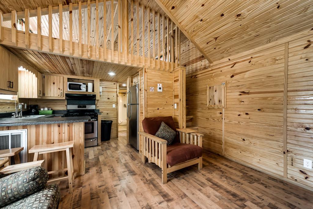Rustic Creek Ranch Resort At North Jellystone Park Burleson Quarto foto
