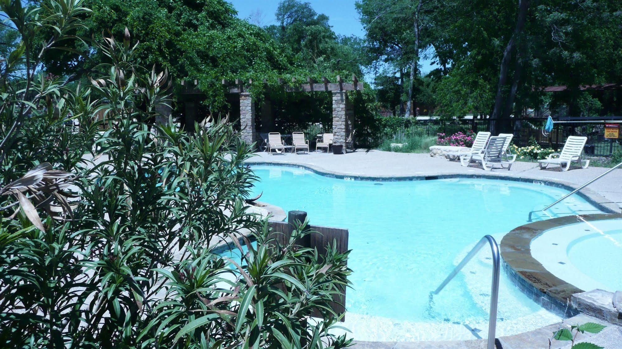 Rustic Creek Ranch Resort At North Jellystone Park Burleson Exterior foto