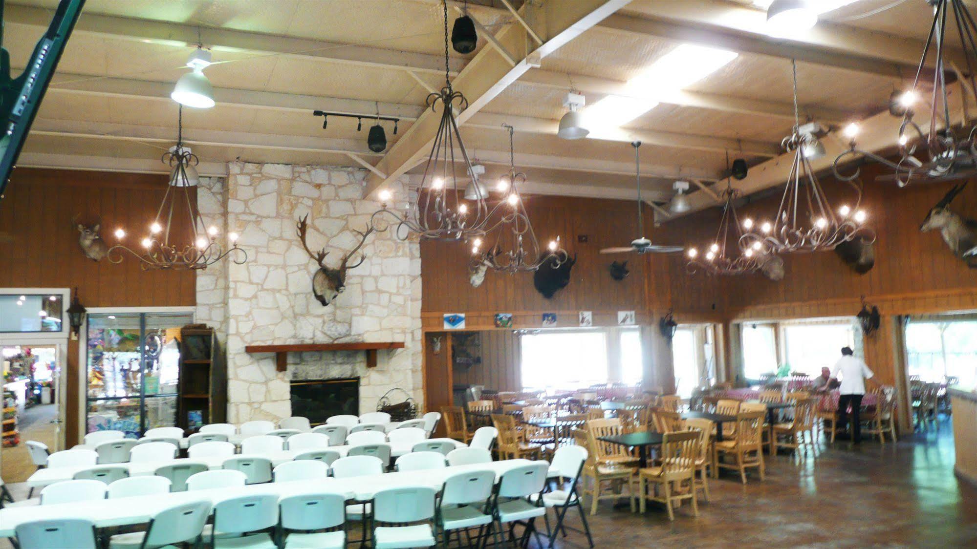 Rustic Creek Ranch Resort At North Jellystone Park Burleson Exterior foto